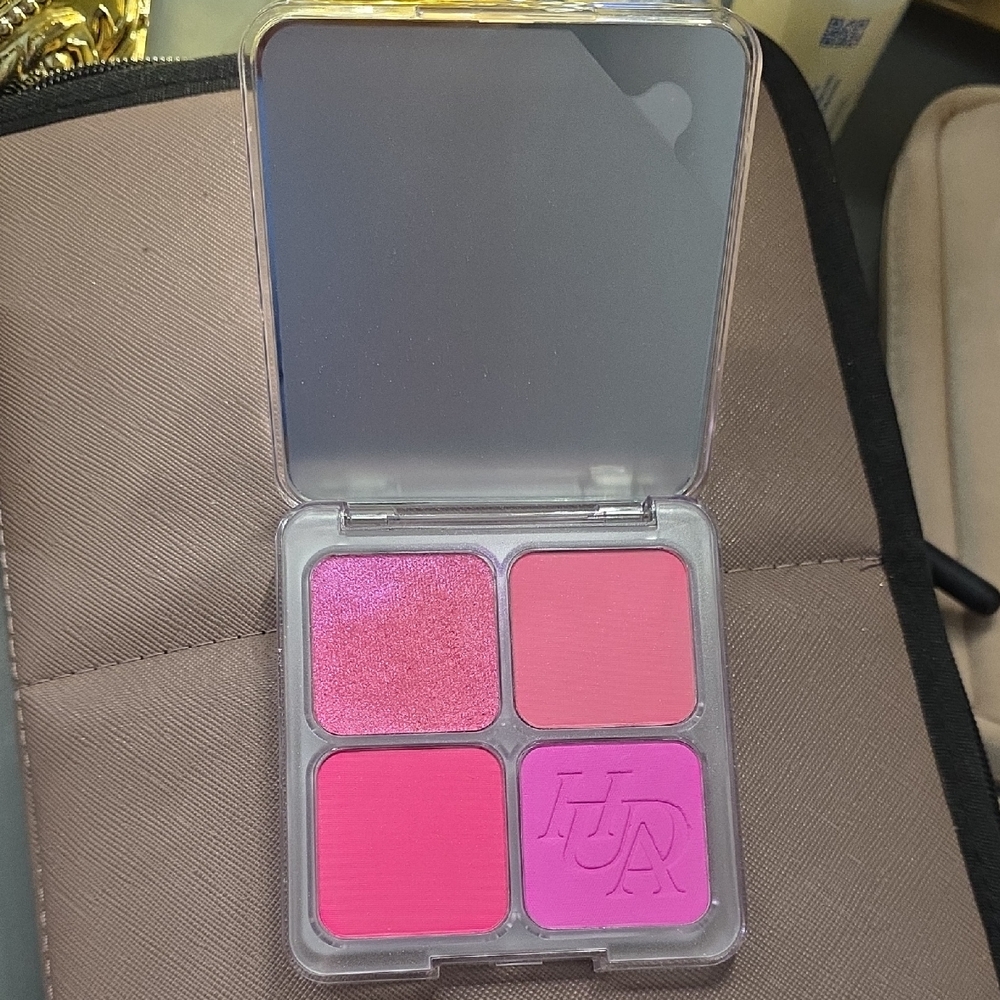 HUDA BEAUTY Vibrant Pink Blush Palette